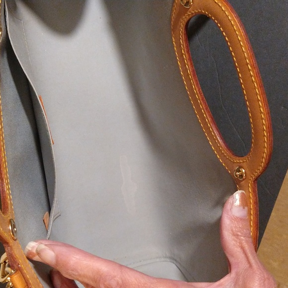 Authentic Louis Vuitton monogram Vernis Roxbury Drive cream handbag. - Picture 12 of 16